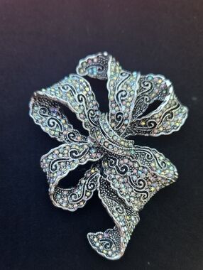 Premier Designs Iridescent Crystal Floral Ribbon Brooch/Pendant